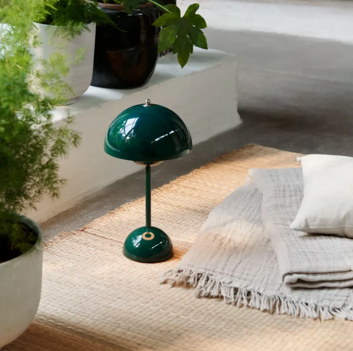 Elegante, dimbare LED touch tafellamp in minimalistisch Scandinavisch design, geschikt voor moderne ruimtes.