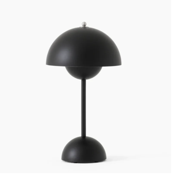 Elegante, dimbare LED touch tafellamp in minimalistisch Scandinavisch design, geschikt voor moderne ruimtes.