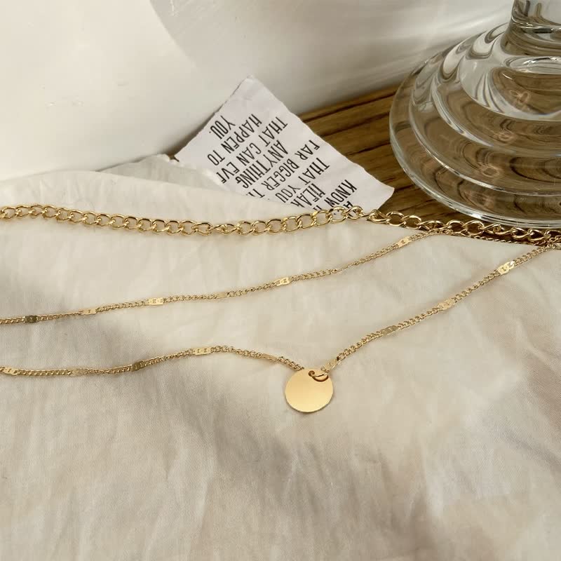 Elegante drielaagse damesketting, verkrijgbaar in goud, zilver en roségoud. Een stijlvol en tijdloos sieraad.
