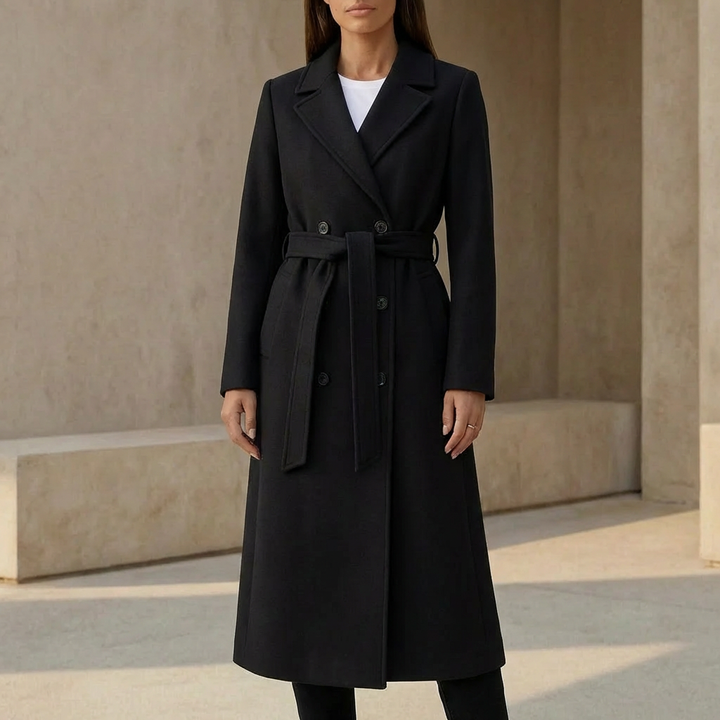 Elegante dubbelgebreide lange damesjas met strikceintuur, perfect voor een modieuze najaarslook.