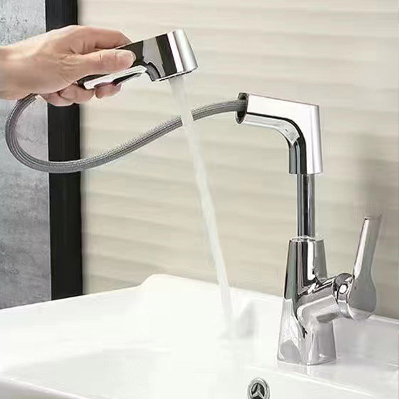 Elegante eéngreeps wastafelkraan van chroom met uittrekbare sproeikop, perfect voor moderne badkamers.