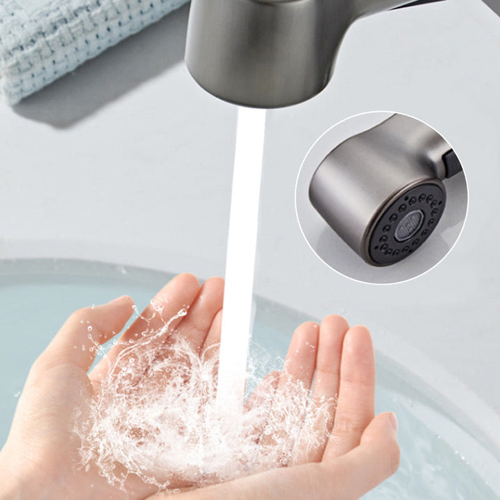 Elegante eéngreeps wastafelkraan van chroom met uittrekbare sproeikop, perfect voor moderne badkamers.