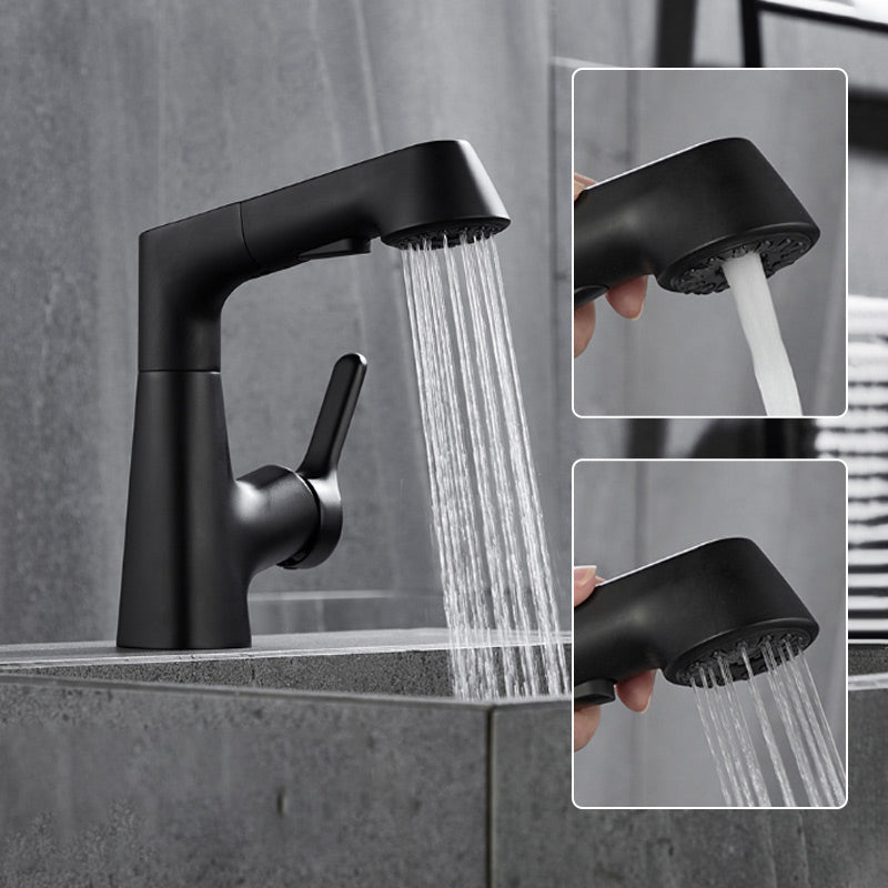 Elegante eéngreeps wastafelkraan van chroom met uittrekbare sproeikop, perfect voor moderne badkamers.