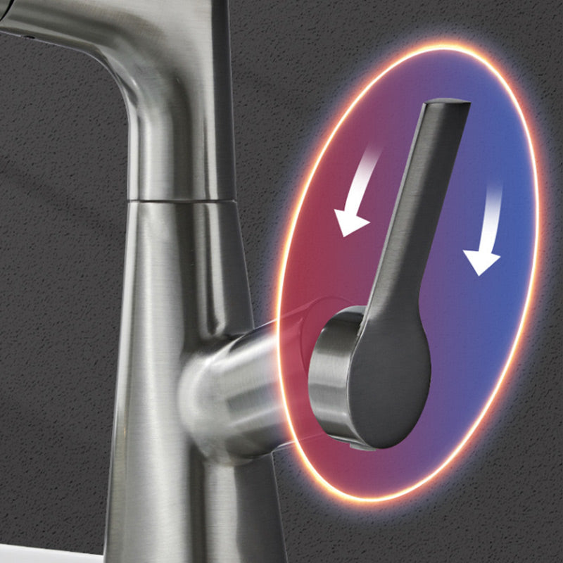 Elegante eéngreeps wastafelkraan van chroom met uittrekbare sproeikop, perfect voor moderne badkamers.