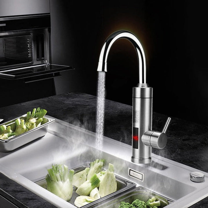 Elegante elektrische keukenkraan, chroomkleurig, met sensor voor waterbesparing en modern design, past perfect in elke keuken
