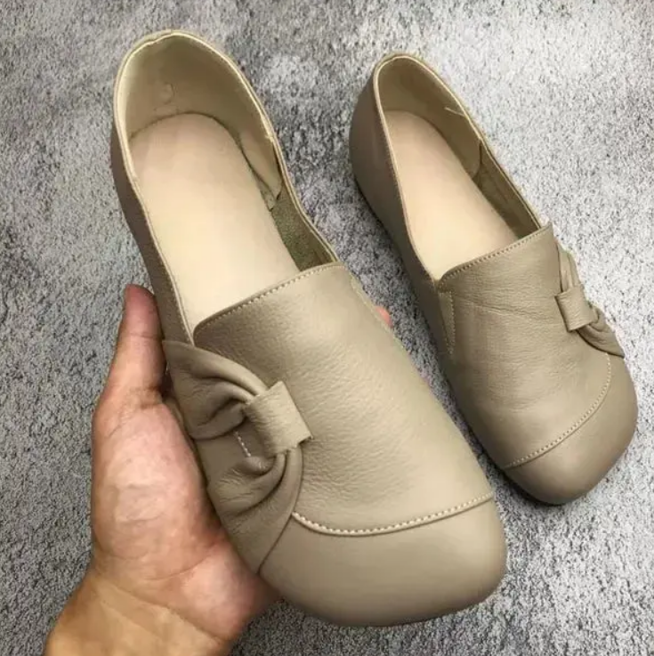 Elegante ergonomische damesschoenen in zwart, bieden comfort en stijl, met aanpasbare pasvorm en hoogwaardige afwerking