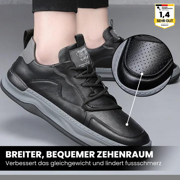Vrouw die op comfortabele zwarte leren schoenen loopt, wat het gemak van beweging benadrukt.