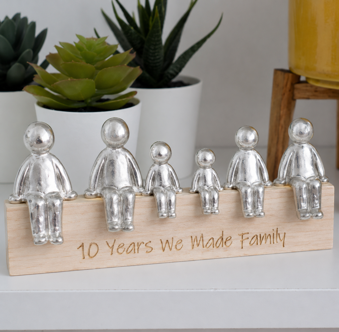 Elegant familieornament, gemaakt van duurzaam kunsthars, als aandenken aan uw dierbaren.