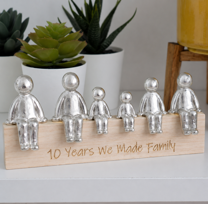 Elegant familieornament, gemaakt van duurzaam kunsthars, als aandenken aan uw dierbaren.