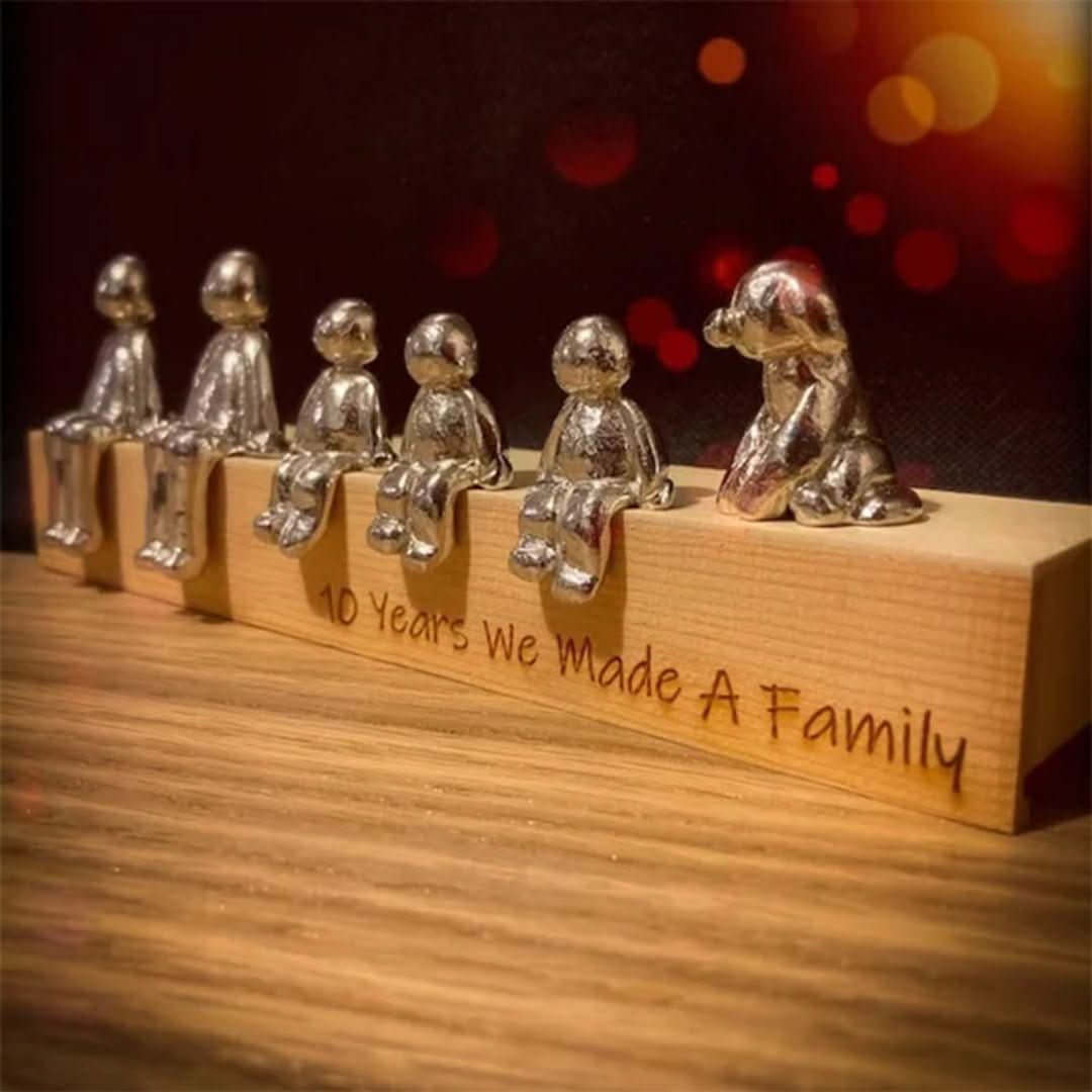 Kunsthars familie sculptuur als warm geschenk, benadrukt de onbreekbare familieband.