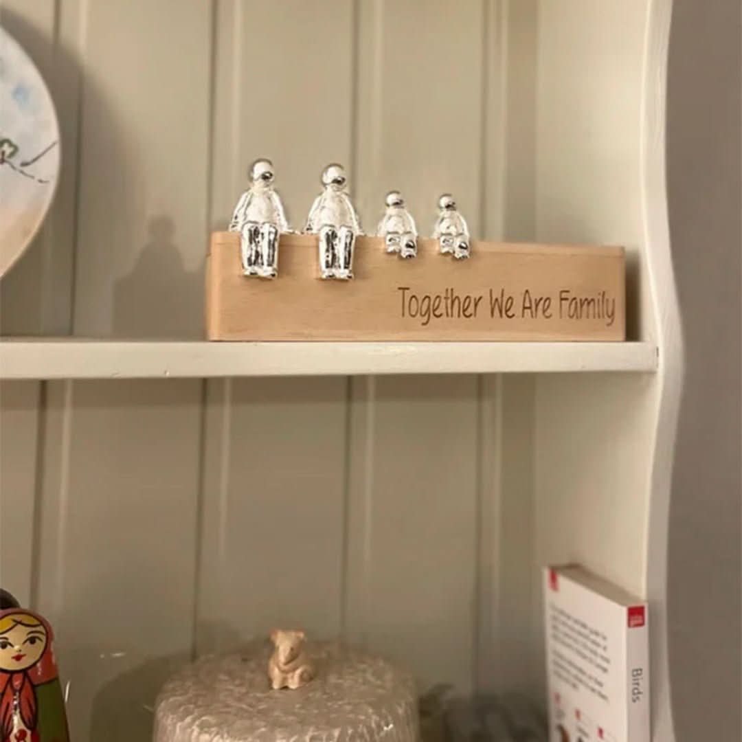 Gepersonaliseerde familie sculptuur met huisdieren, een liefdevol ornament voor thuis.