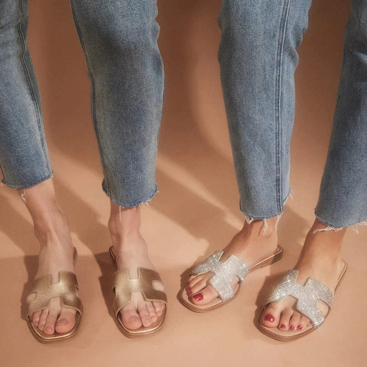 Witte Hermes geïnspireerde sandalen op een witte achtergrond.
