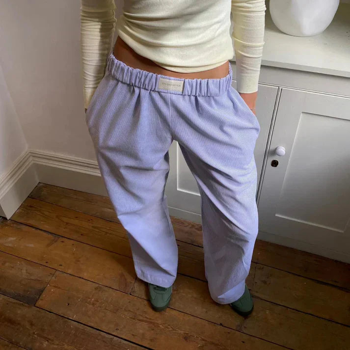 Dames linnen broek Veronica, toont zittend comfort en stijl.