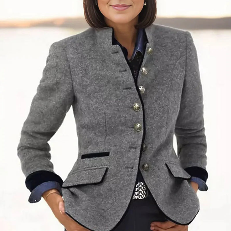 Grijze formele damesjas, veelzijdig en stijlvol, ideaal voor een professionele of ontspannen look, gemaakt van licht en comfortabel textiel.