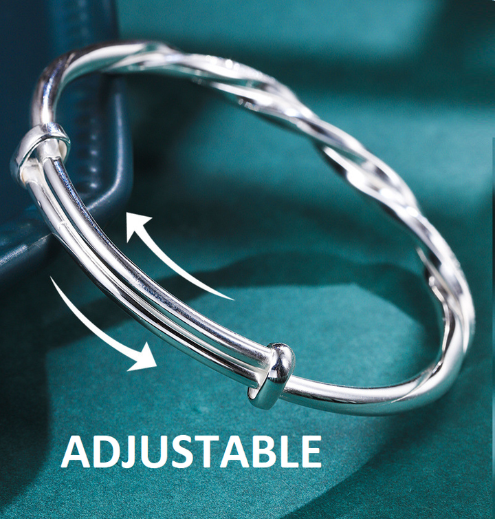 Stijlvolle gedraaide zilverkleurige damesarmband, een elegant en verstelbaar cadeau voor fashion liefhebbers.