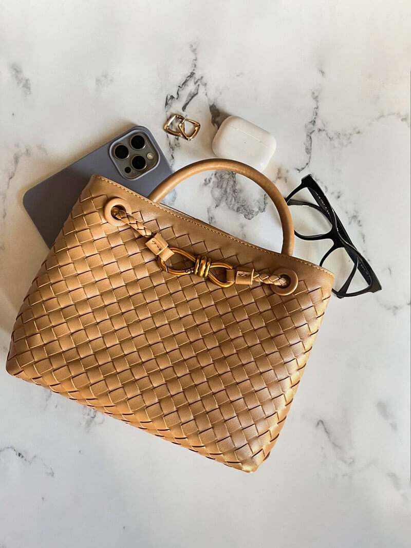 Detail van de geweven textuur op de handtas.