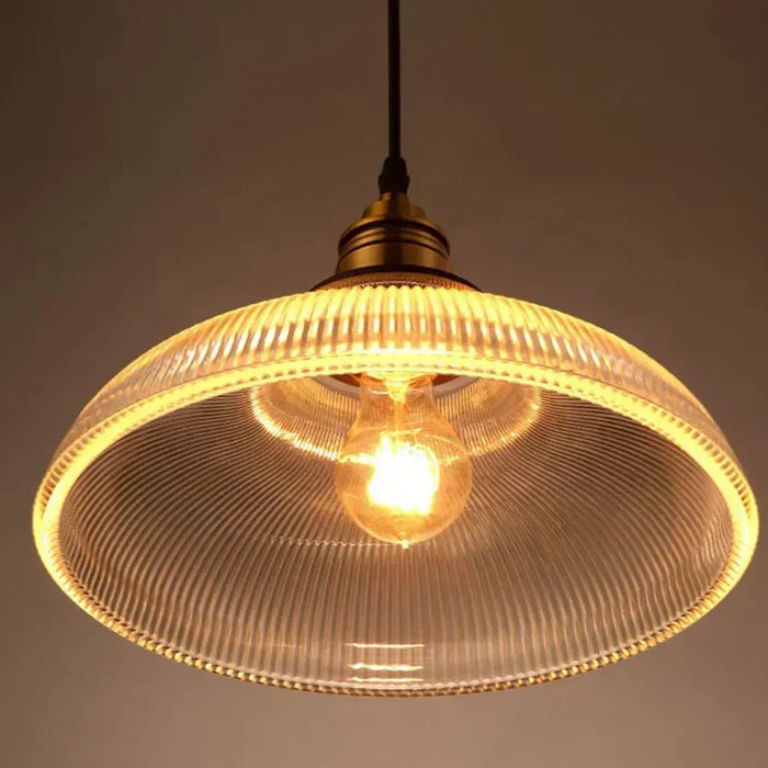 Elegante ronde glazen hanglamp in warm wit met een glanzend glazen behuizing, geschikt voor woon- of eetkamer.