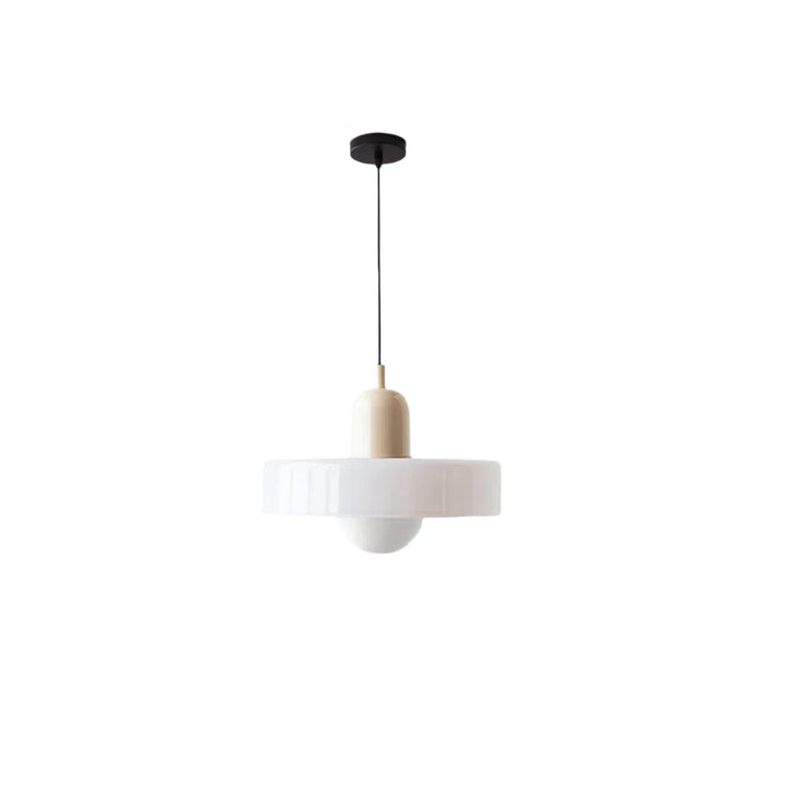 Esthetische pendellamp; moderne glazen kap voor subtiele lichtverspreiding.