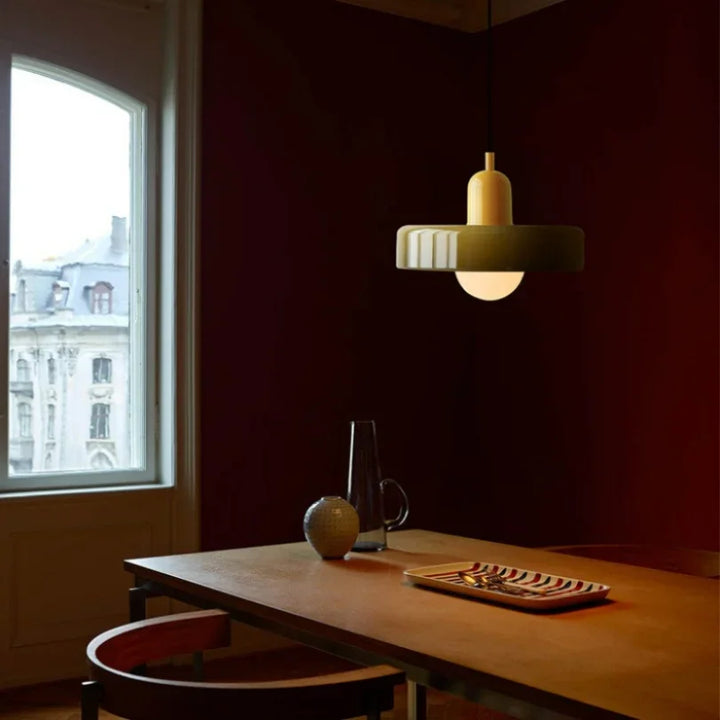 Moderne hanglamp met helder glas; scandinavisch design voor een warm huis.