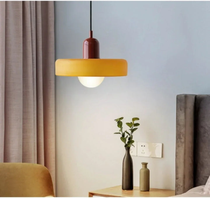 Decoratieve eettafel hanglamp; zorgt voor sfeervolle verlichting boven de tafel.