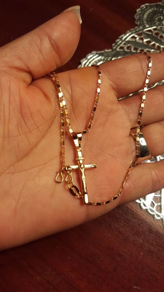 Close-up van een elegante gouden ketting om de hals van een vrouw, een modieus unisex sieraad.