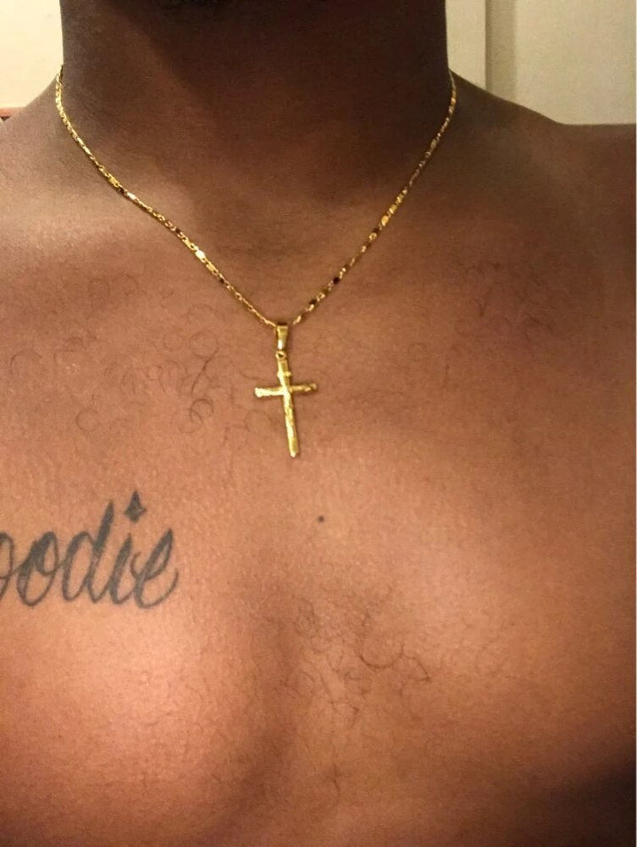 Mannelijk model draagt een klassieke gouden ketting, een verfijnd heren sieraad en accessoire.