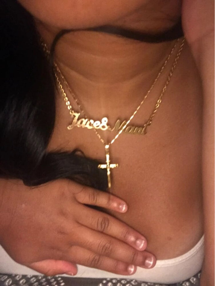 Gedetailleerde foto van de gouden ketting; een elegant, klassiek unisex sieraad voor elke gelegenheid.