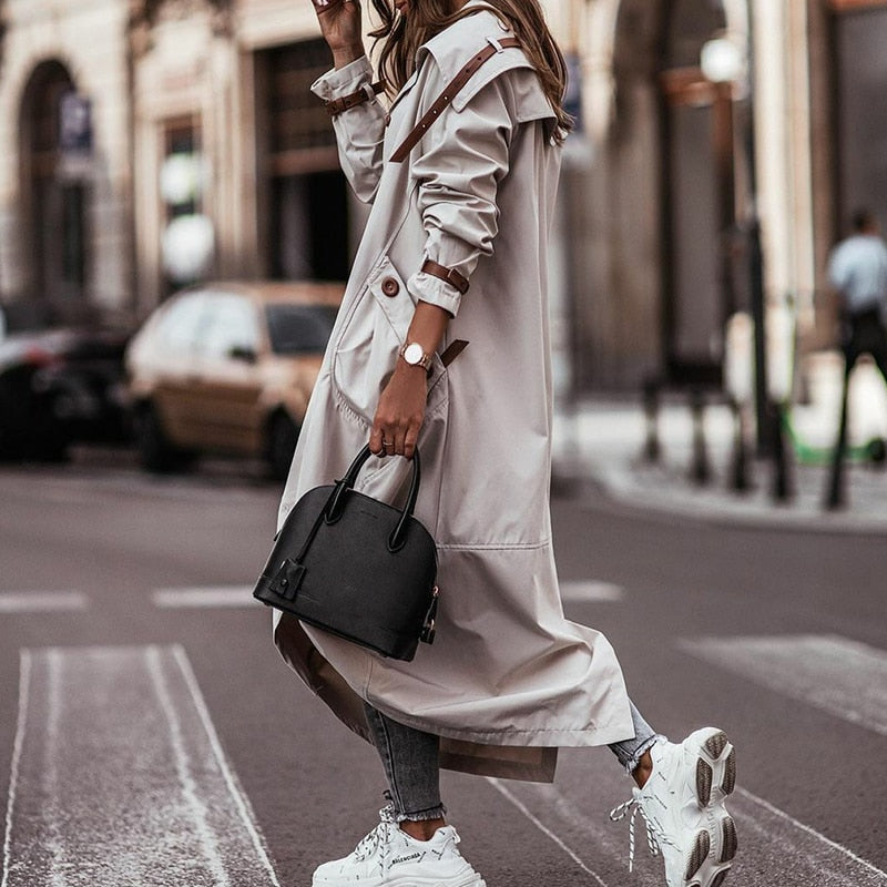 Tijdloze grijze dames trenchcoat. Modieuze lange jas, ideaal voor casual of kantoor looks, comfortabel.