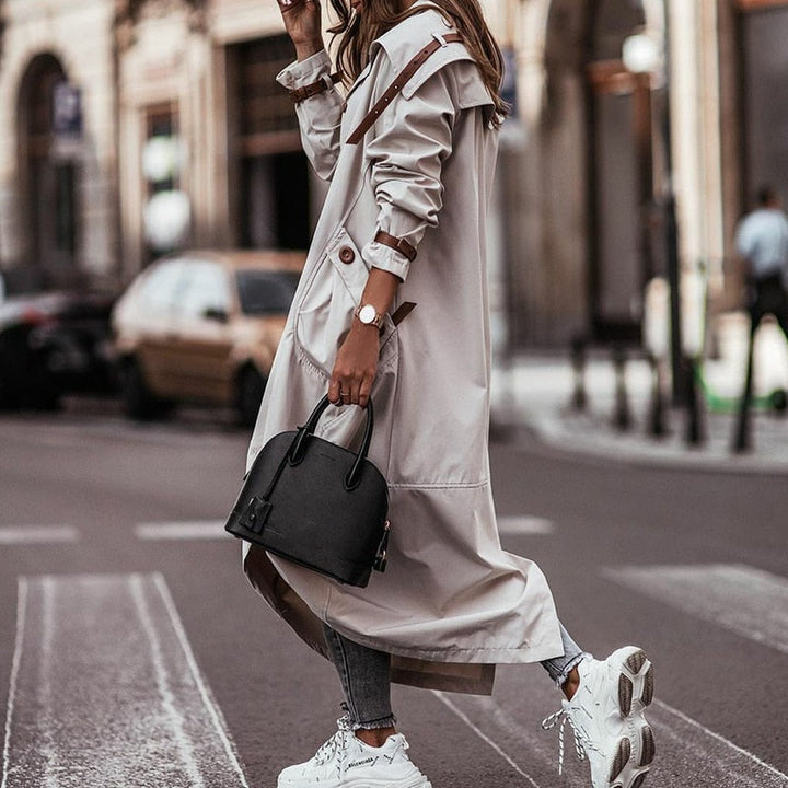 Tijdloze grijze dames trenchcoat. Modieuze lange jas, ideaal voor casual of kantoor looks, comfortabel.