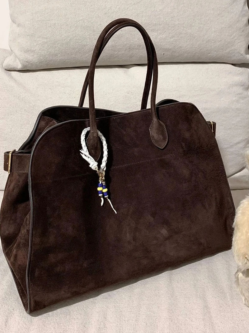 Elegante grote tas van veganistisch leer in zacht beige, ruim en stijlvol voor veelzijdig gebruik.