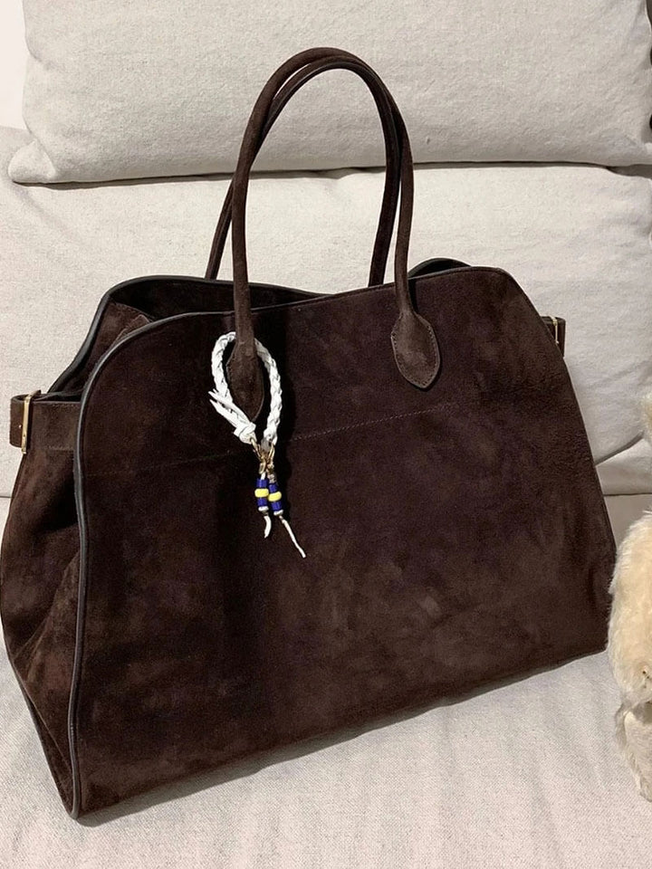 Elegante grote tas van veganistisch leer in zacht beige, ruim en stijlvol voor veelzijdig gebruik.