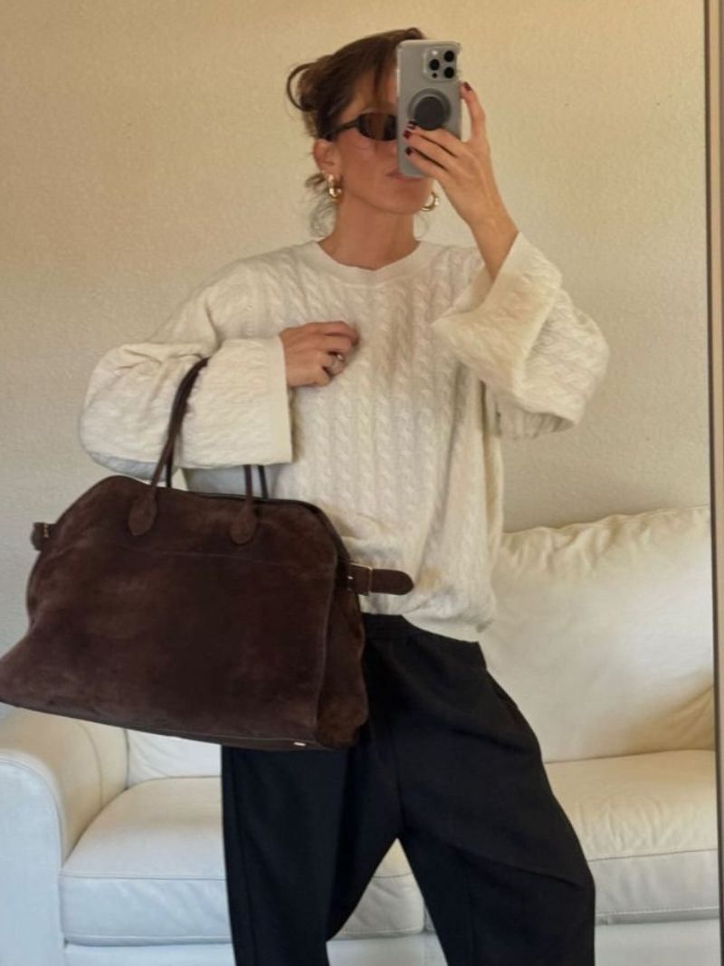 Elegante grote tas van veganistisch leer in zacht beige, ruim en stijlvol voor veelzijdig gebruik.