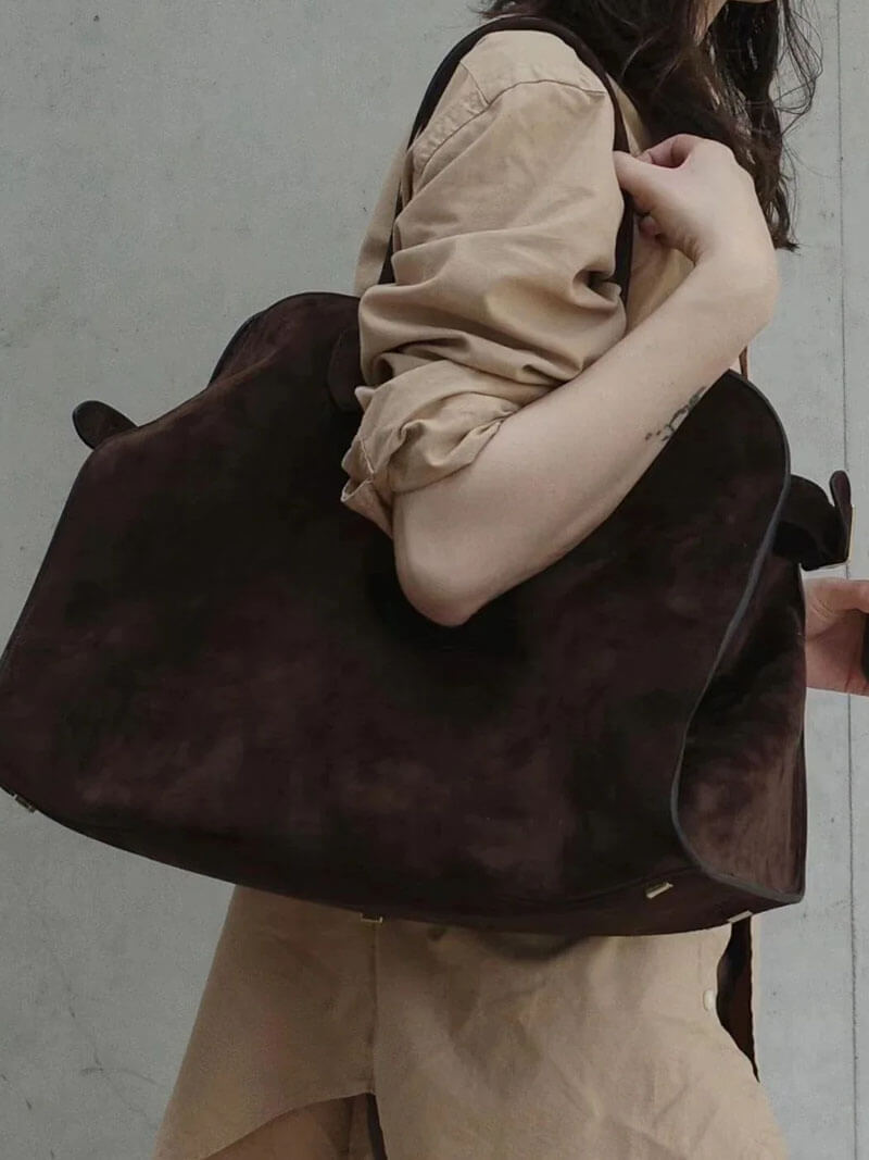 Elegante grote tas van veganistisch leer in zacht beige, ruim en stijlvol voor veelzijdig gebruik.