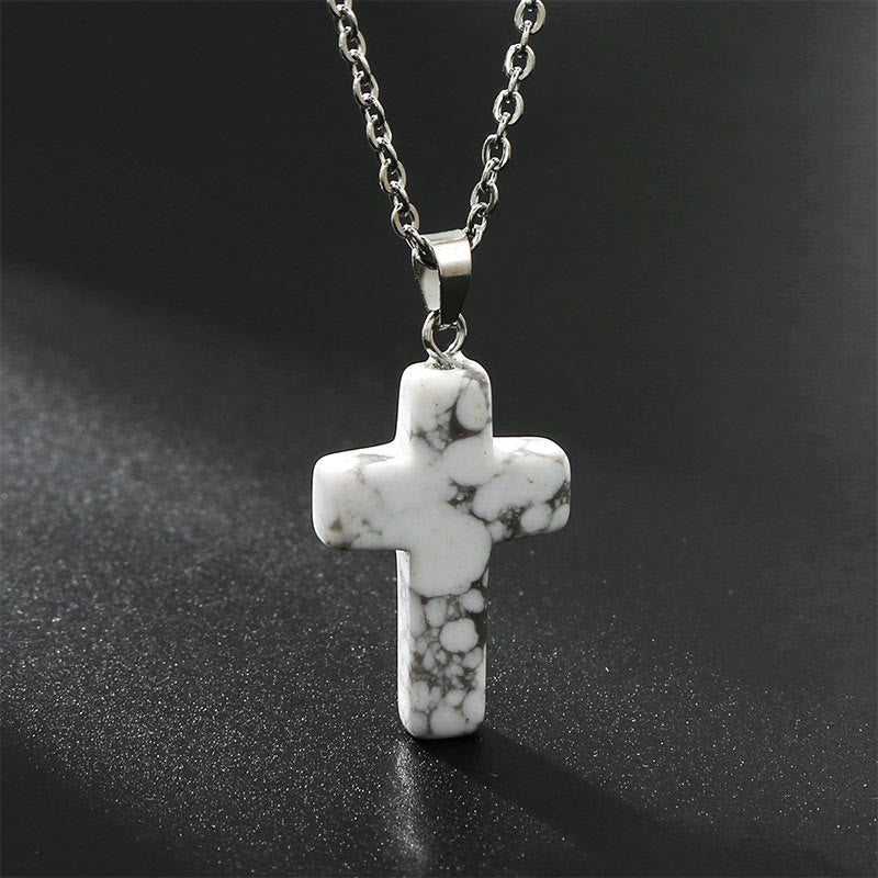 Elegante halsketting met kruis van natuurlijke edelstenen, spirituele sieraden die kracht en bescherming symboliseren.