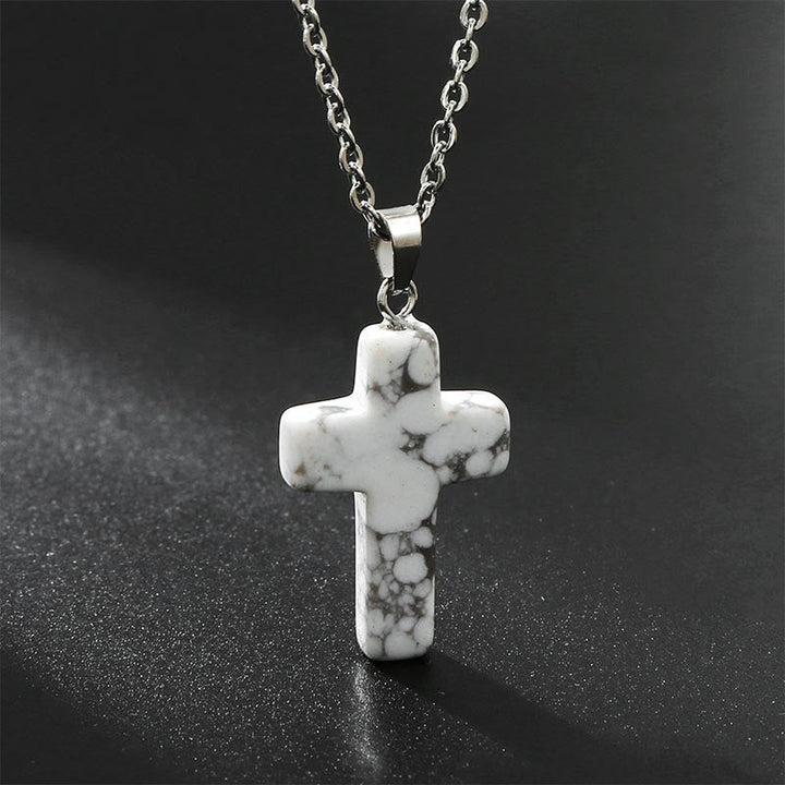 Elegante halsketting met kruis van natuurlijke edelstenen, spirituele sieraden die kracht en bescherming symboliseren.
