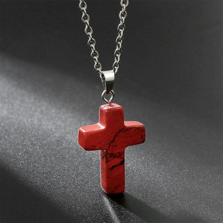 Elegante halsketting met kruis van natuurlijke edelstenen, spirituele sieraden die kracht en bescherming symboliseren.