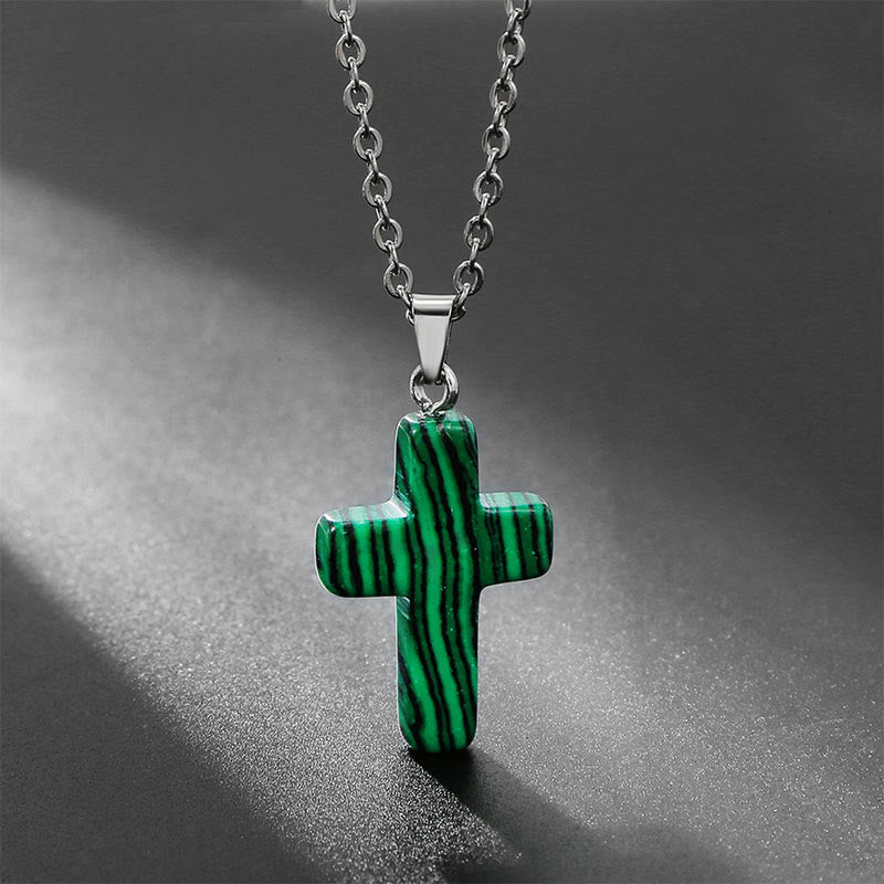 Elegante halsketting met kruis van natuurlijke edelstenen, spirituele sieraden die kracht en bescherming symboliseren.