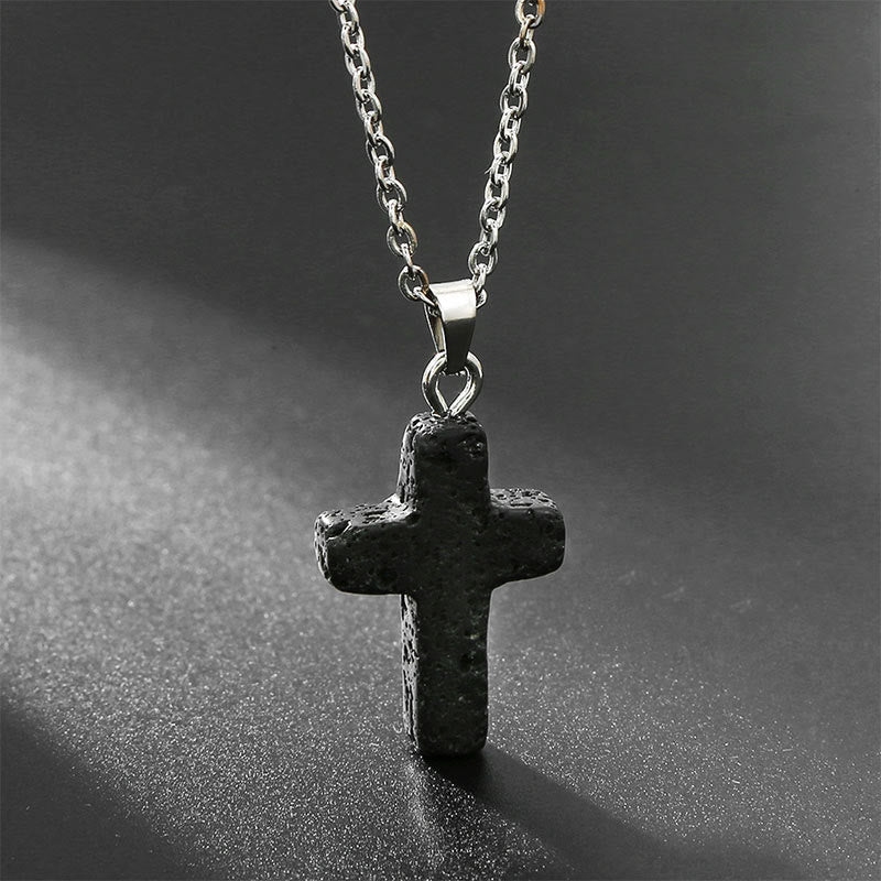 Elegante halsketting met kruis van natuurlijke edelstenen, spirituele sieraden die kracht en bescherming symboliseren.