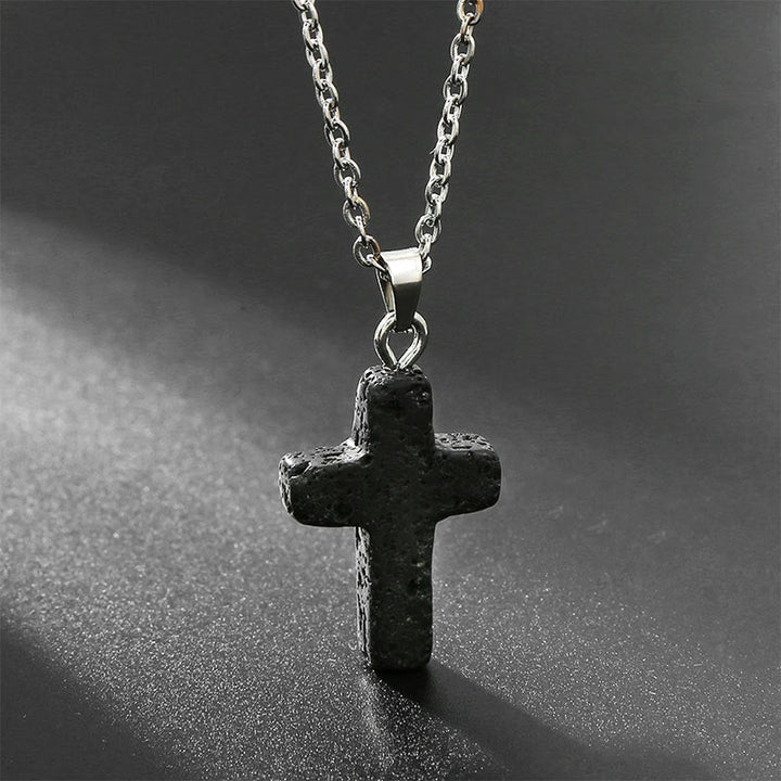 Elegante halsketting met kruis van natuurlijke edelstenen, spirituele sieraden die kracht en bescherming symboliseren.