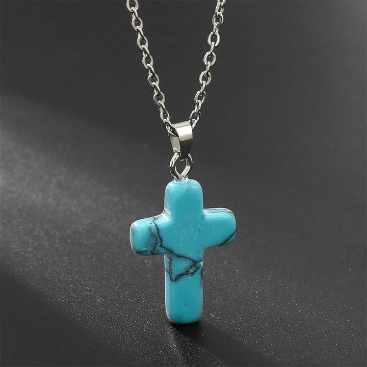 Elegante halsketting met kruis van natuurlijke edelstenen, spirituele sieraden die kracht en bescherming symboliseren.