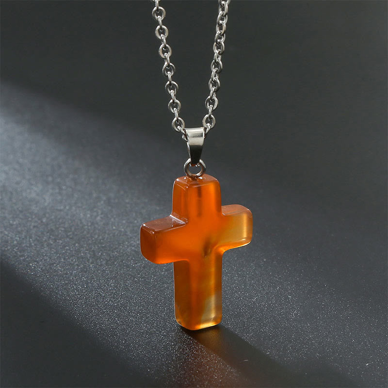"Elegante Halskette mit Kreuz aus natürlichen Edelsteinen, spiritualer Schmuck symbolisiert Stärke und Schutz."