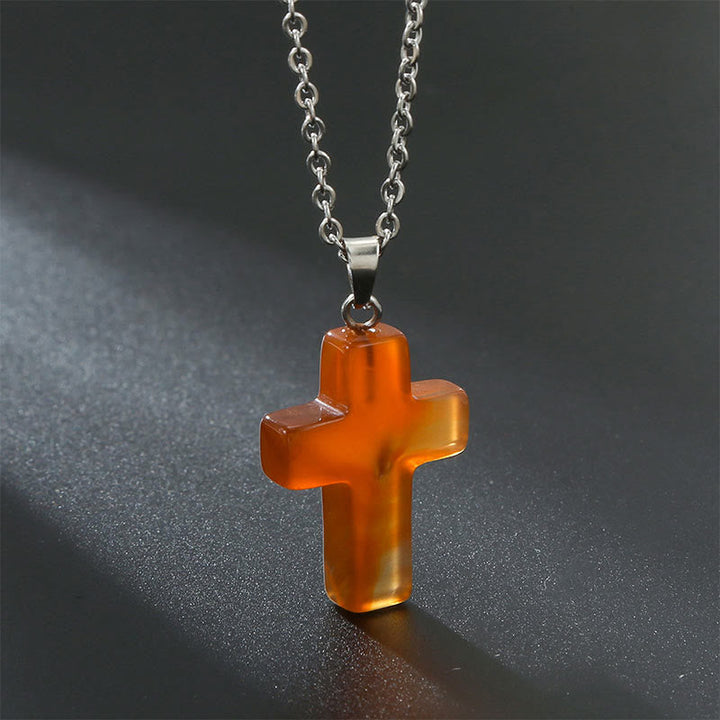 "Elegante Halskette mit Kreuz aus natürlichen Edelsteinen, spiritualer Schmuck symbolisiert Stärke und Schutz."