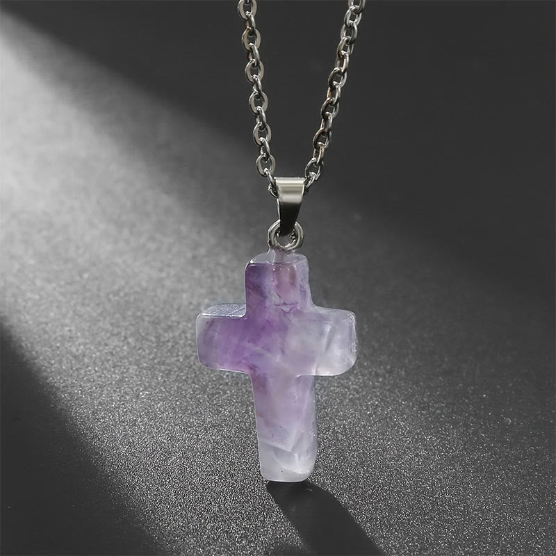 Elegante halsketting met kruis van natuurlijke edelstenen, spirituele sieraden die kracht en bescherming symboliseren.