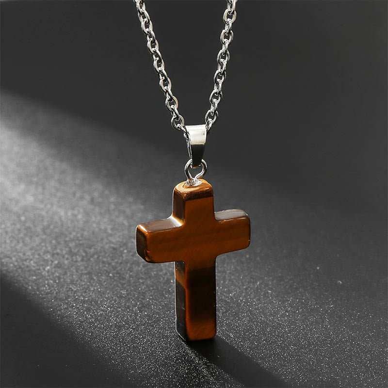 Elegante halsketting met kruis van natuurlijke edelstenen, spirituele sieraden die kracht en bescherming symboliseren.