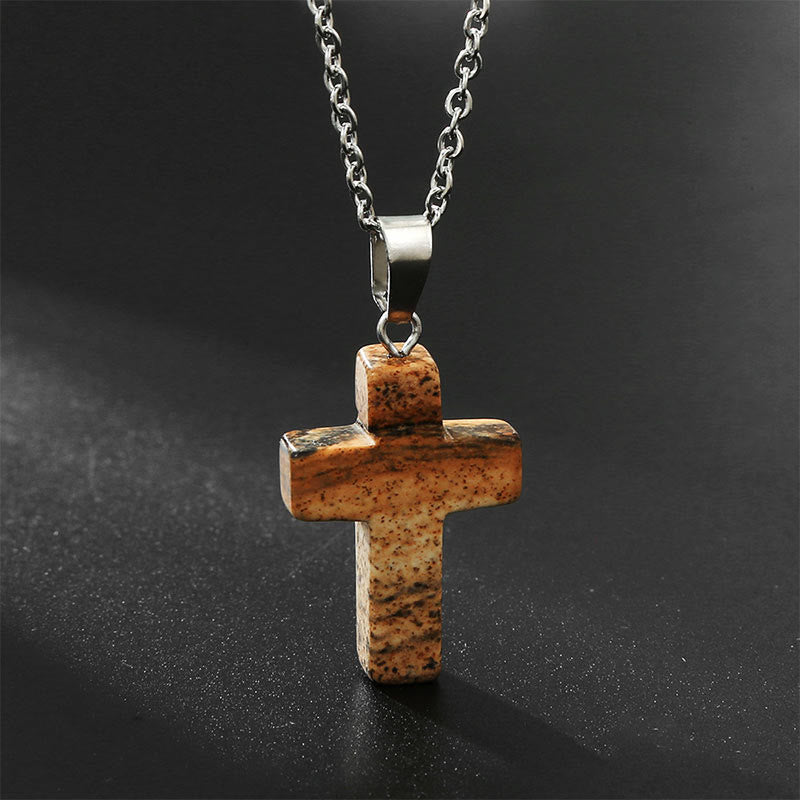 Elegante halsketting met kruis van natuurlijke edelstenen, spirituele sieraden die kracht en bescherming symboliseren.