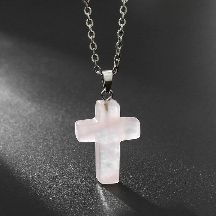 Elegante halsketting met kruis van natuurlijke edelstenen, spirituele sieraden die kracht en bescherming symboliseren.