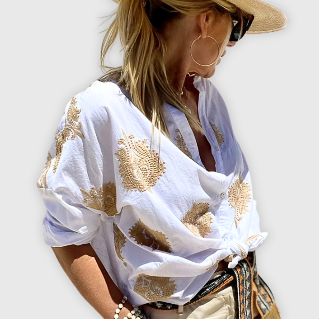 Elegante handgemaakte damesblouse in een tijdloos design, ademend en veelzijdig.