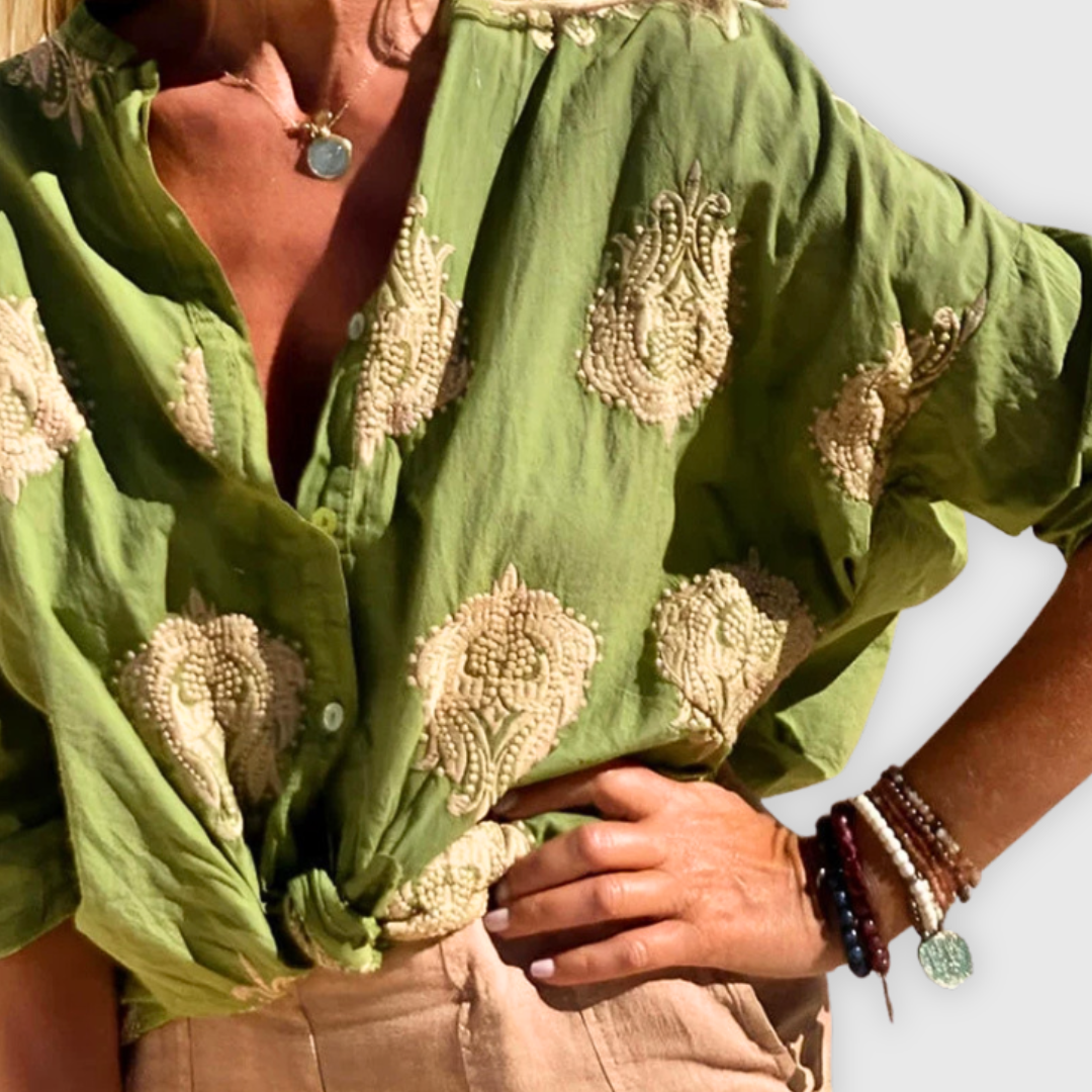 Elegante handgemaakte damesblouse in een tijdloos design, ademend en veelzijdig.