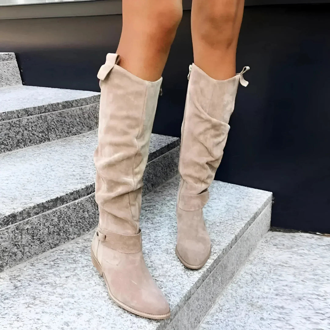 Elegante handgemaakte dameslaarzen; stijlvolle leren mode laarzen voor herfst en winter.
