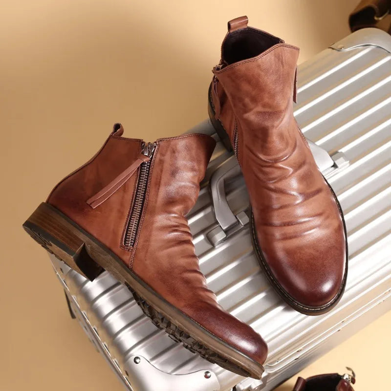 Elegante heren Chelsea laarzen van bruin en grijs leer met ritssluiting en antislip rubberen zool. Geschikt voor heren.